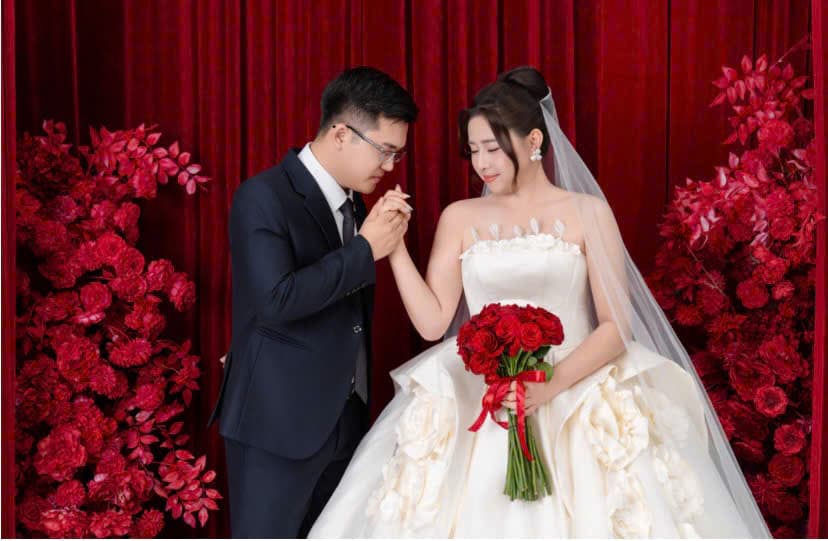 Trao nhau lời hẹn ước.